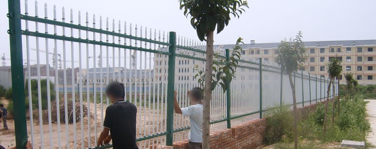 郑州锌钢护栏现场安装案例